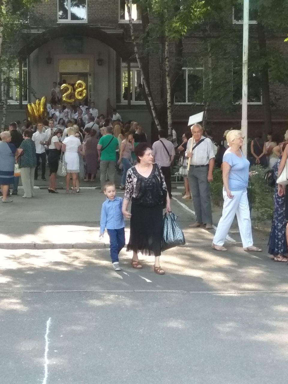 В Запорожье на школьной линейке состоялся необычный одиночный протест (ФОТО)