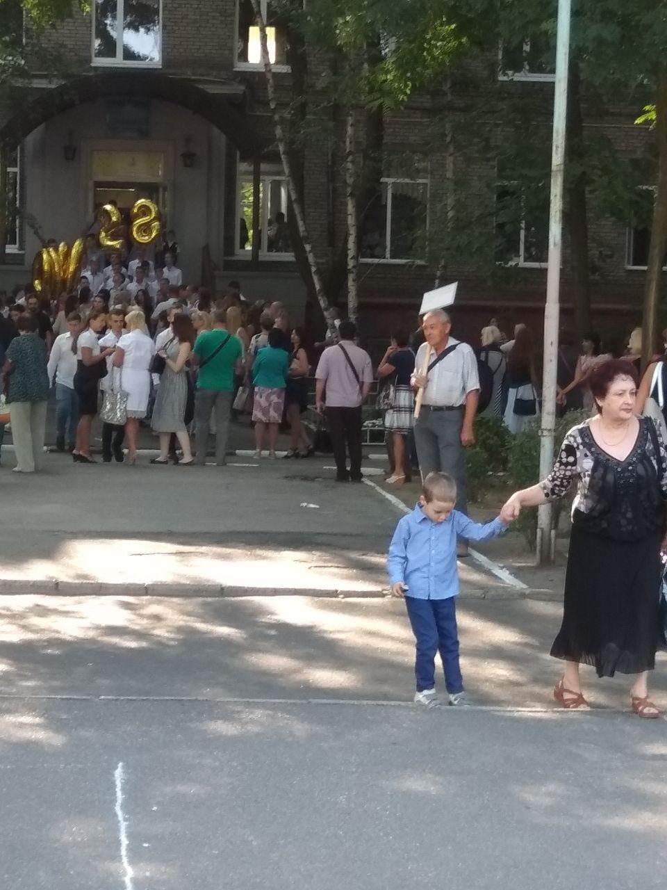 В Запорожье на школьной линейке состоялся необычный одиночный протест (ФОТО)