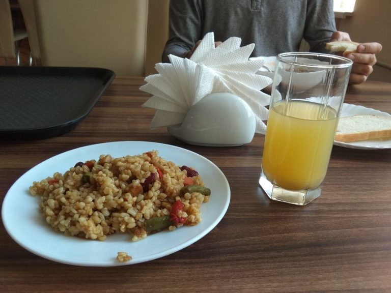 Поесть, как мэр: сколько стоит обед в столовой Запорожского городского совета (ФОТО)