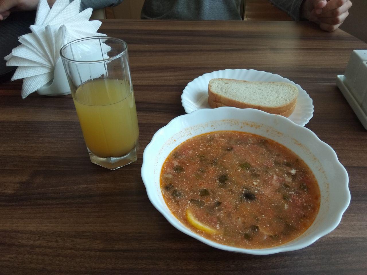 Поесть, как мэр: сколько стоит обед в столовой Запорожского городского совета (ФОТО)