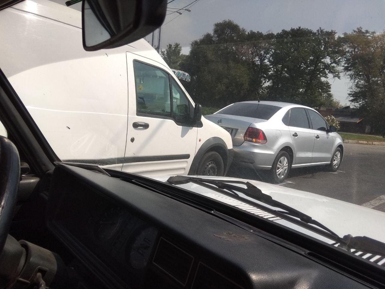 ДТП на въезде в Запорожье: столкнулись два авто (ФОТО)