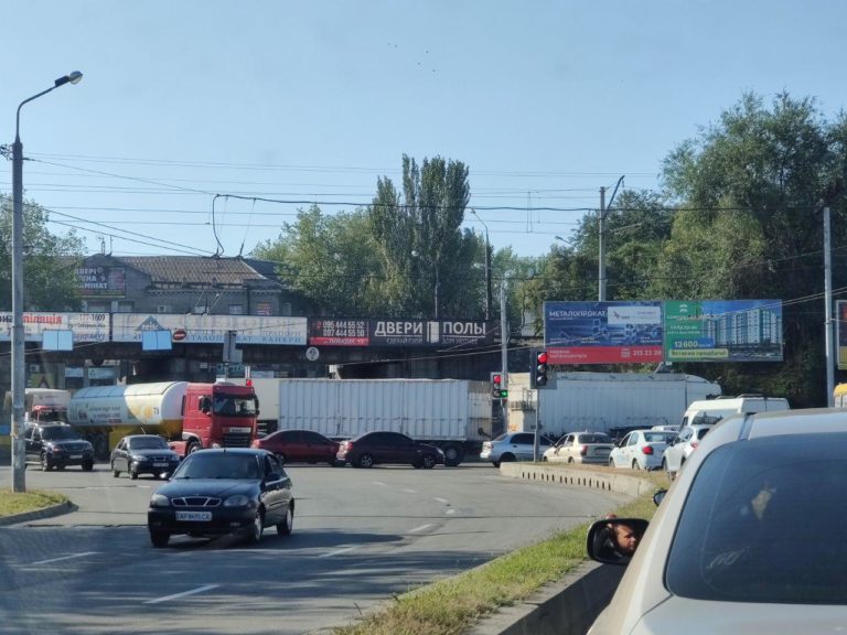 У Запорожских водителей сдают нервы: пробки объезжают по газонам (ВИДЕО)