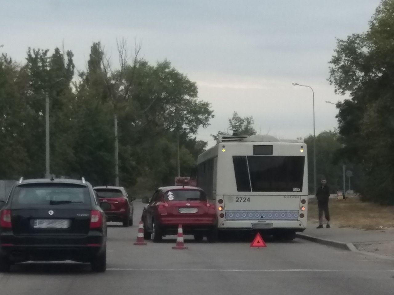 ДТП на Хортице: в муниципальный автобус врезалась легковушка (ФОТО)