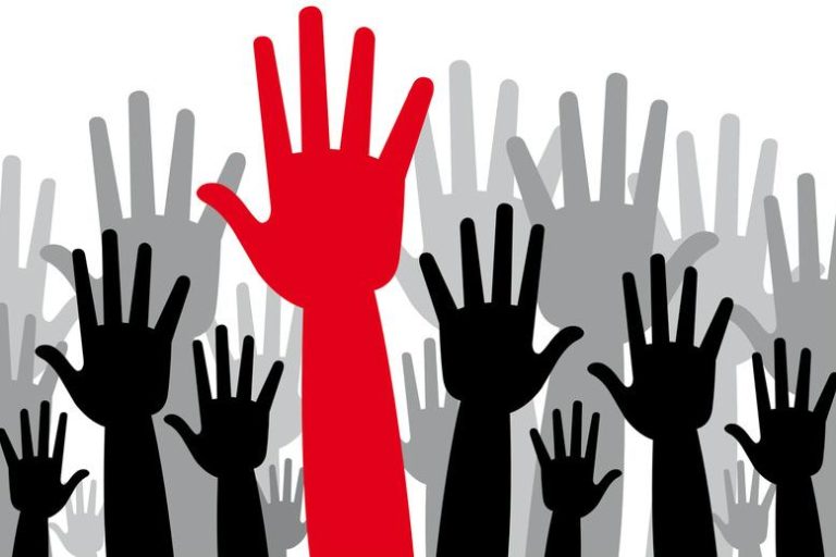 В Запорожье на школьной линейке состоялся необычный одиночный протест (ФОТО)