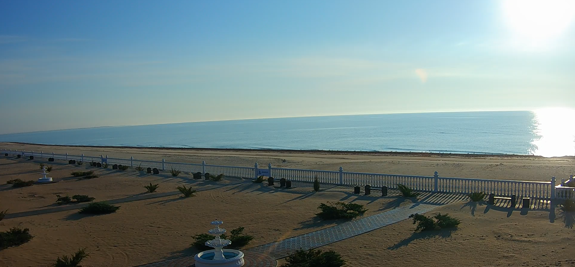 Огромное солнце и голубая лазурь: пустынные пляжи Кирилловки продолжают радовать глаз (ФОТО)
