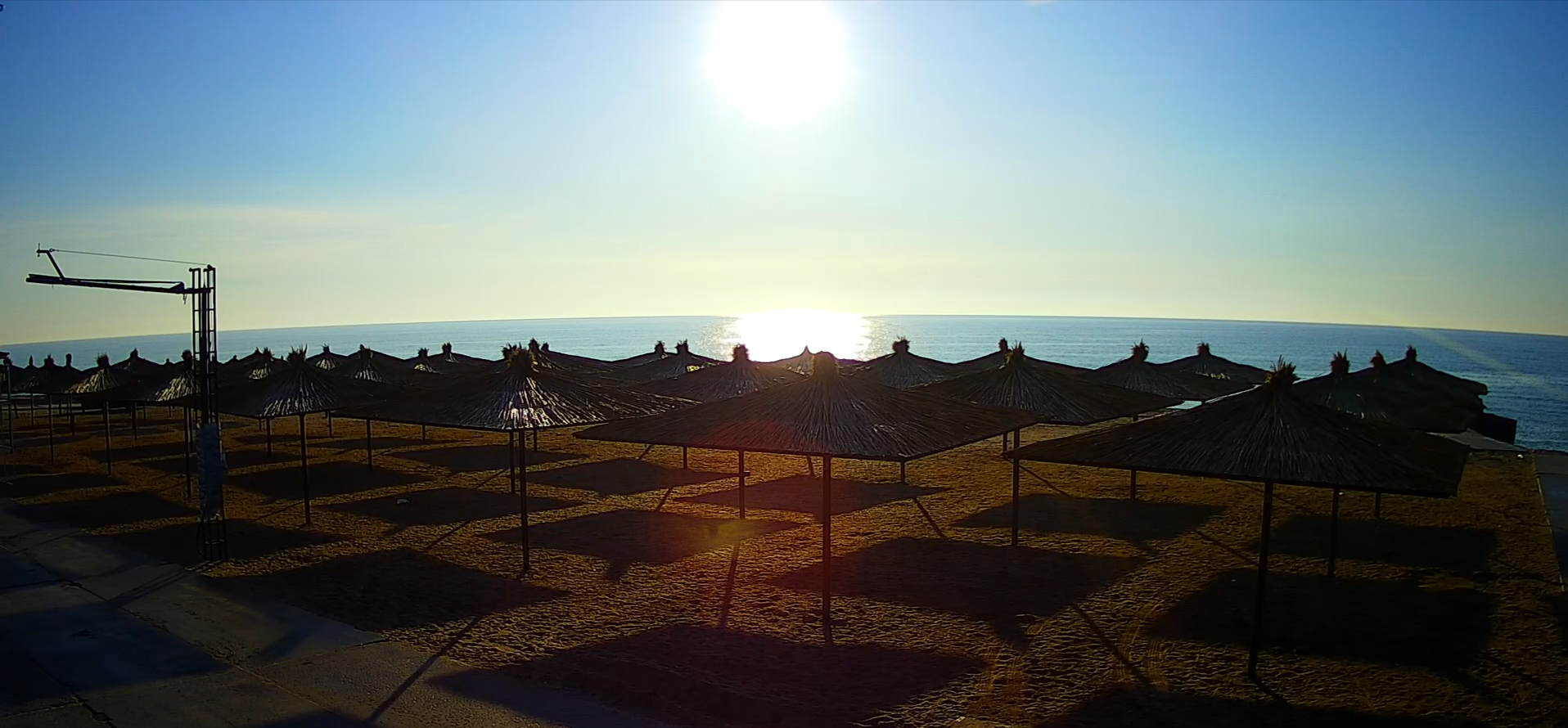 Огромное солнце и голубая лазурь: пустынные пляжи Кирилловки продолжают радовать глаз (ФОТО)