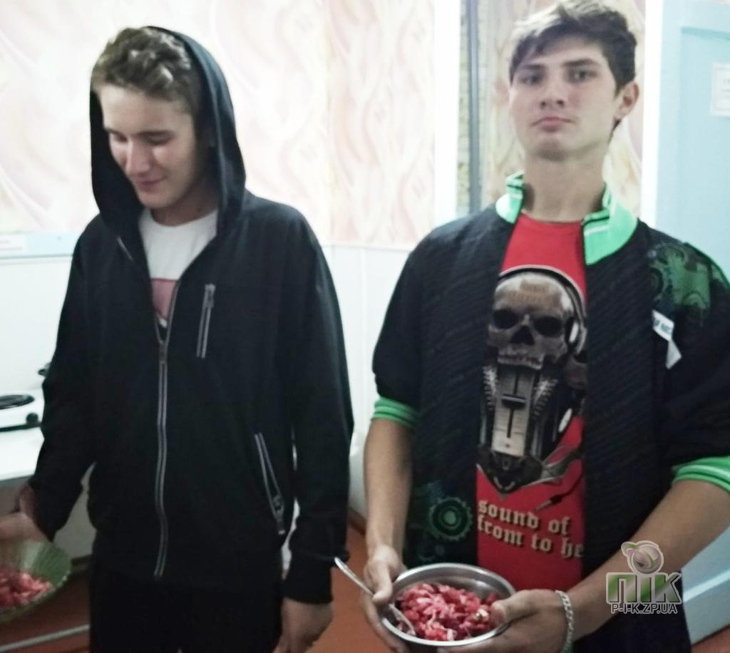 "Вкусный" рекорд: в Запорожской области студенты съели 10 килограмм винегрета за 2 минуты (ФОТО)