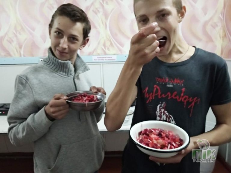 «Вкусный» рекорд: в Запорожской области студенты съели 10 килограмм винегрета за 2 минуты (ФОТО)