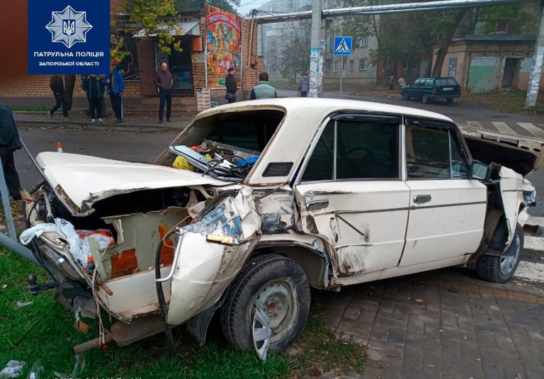 В Запорожье легковой автомобиль взял на таран КрАЗ (ФОТО)