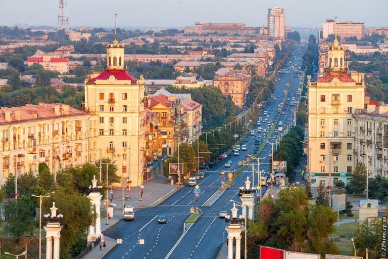 В центре Запорожья появилась еще одна несуразная постройка, нарушающая десятки правил (ФОТО)