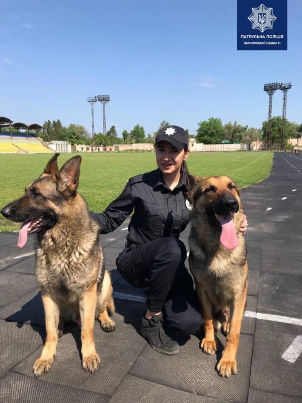 Запорожские патрульные показали, как дружат с собаками (ФОТО)