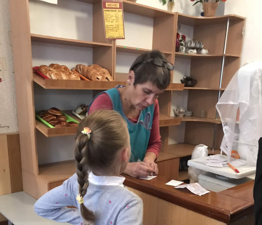 В Запорожской области работница школьной столовой обманывает детей (ФОТО)