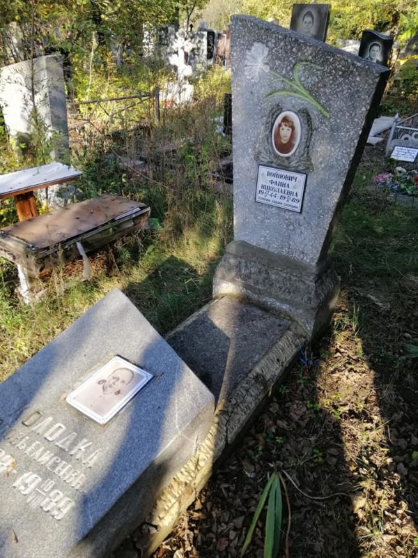 В Запорожье раскурочили старые могилы для новых захоронений (ФОТО)
