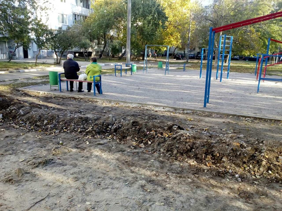 Ради строительства супермаркета в Запорожье изувечили жилой двор (ФОТО)