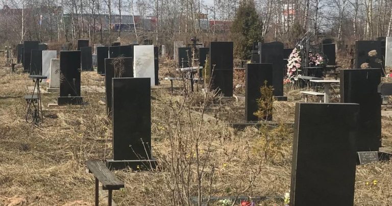 В Запорожье раскурочили старые могилы для новых захоронений (ФОТО)