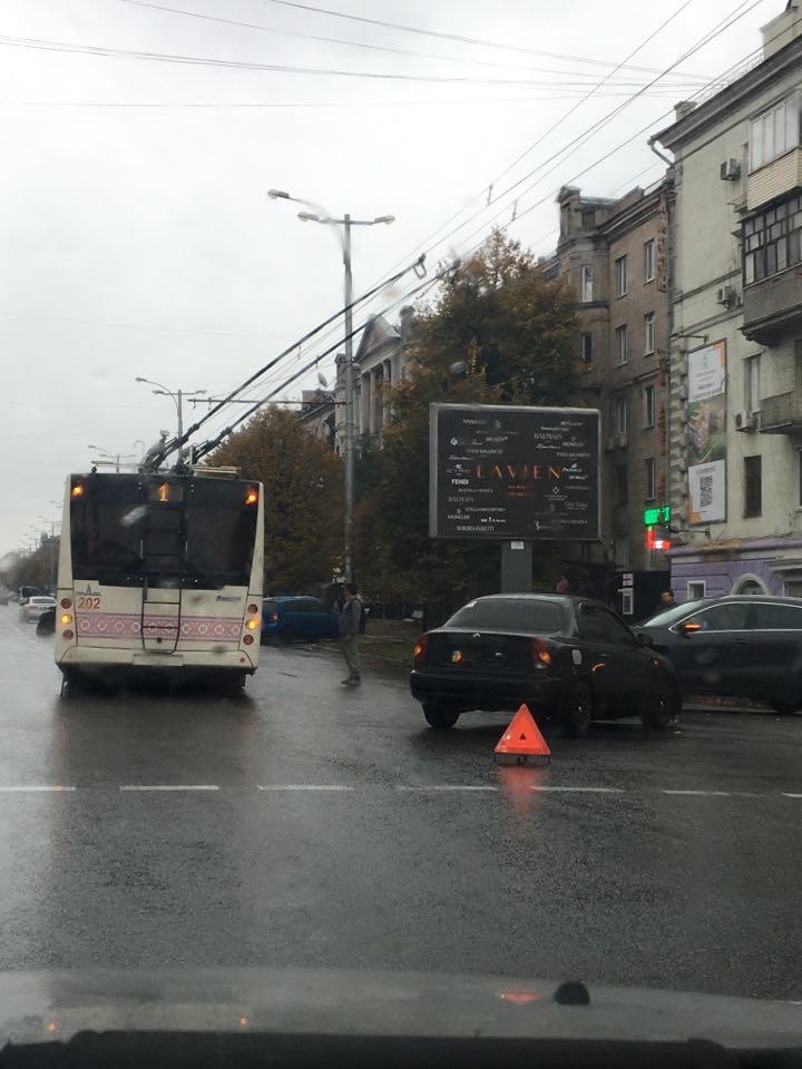 В центре Запорожья произошло ДТП: водители не справляются с мокрым асфальтом (ФОТО)