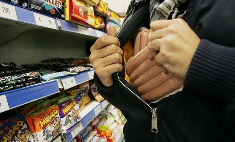 В Запорожской области покупатель «гонял» продавца по торговому залу, дабы обокрасть магазин (ВИДЕО)