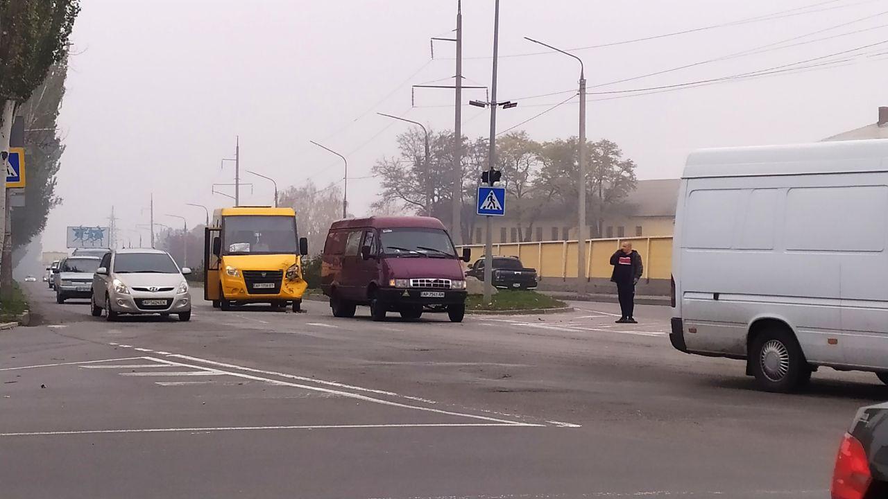 В Запорожье произошло ДТП с маршруткой (ФОТО)
