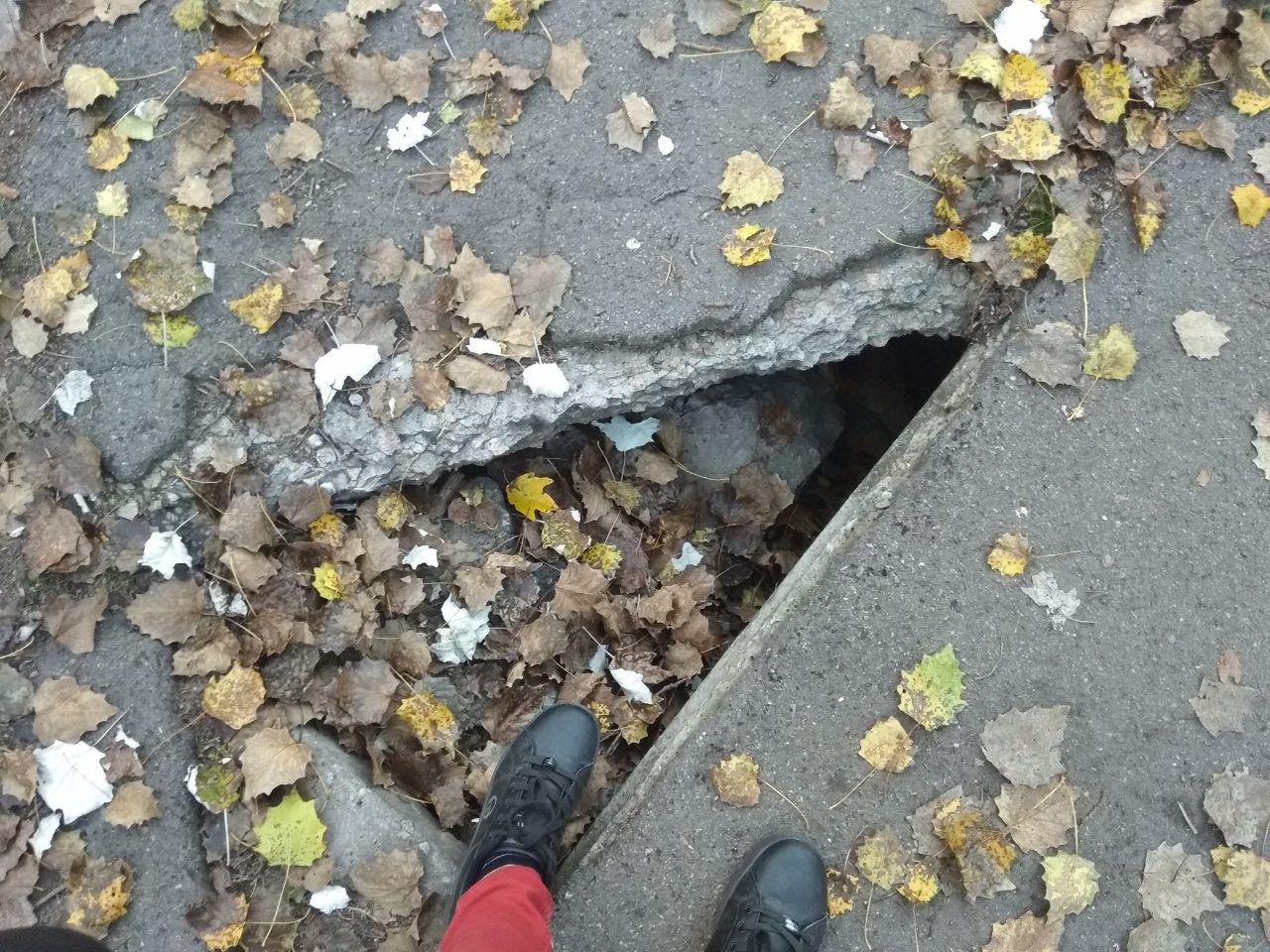 В центре Запорожья разрастается опасная трещина на тротуаре (ФОТО)