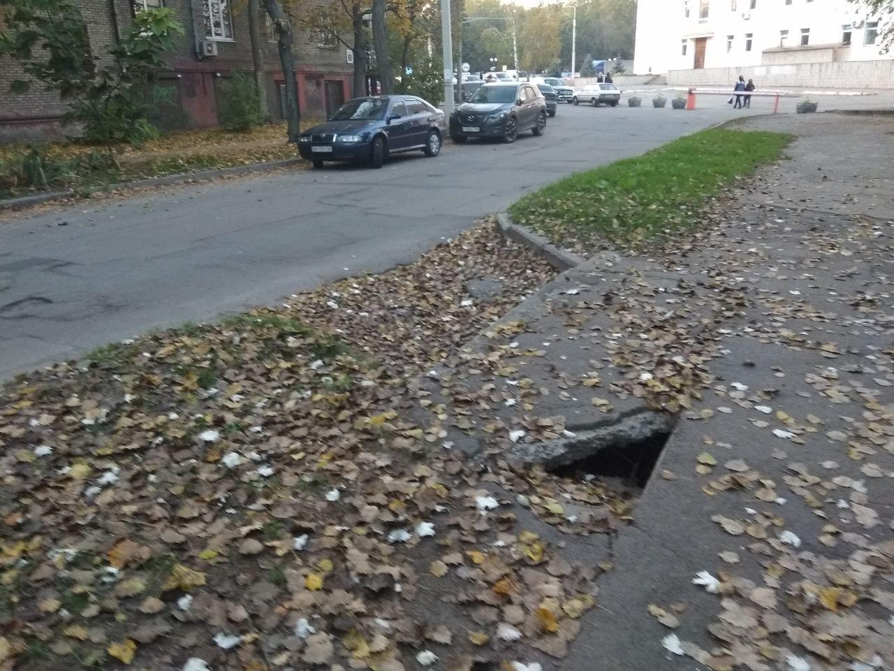 В центре Запорожья разрастается опасная трещина на тротуаре (ФОТО)