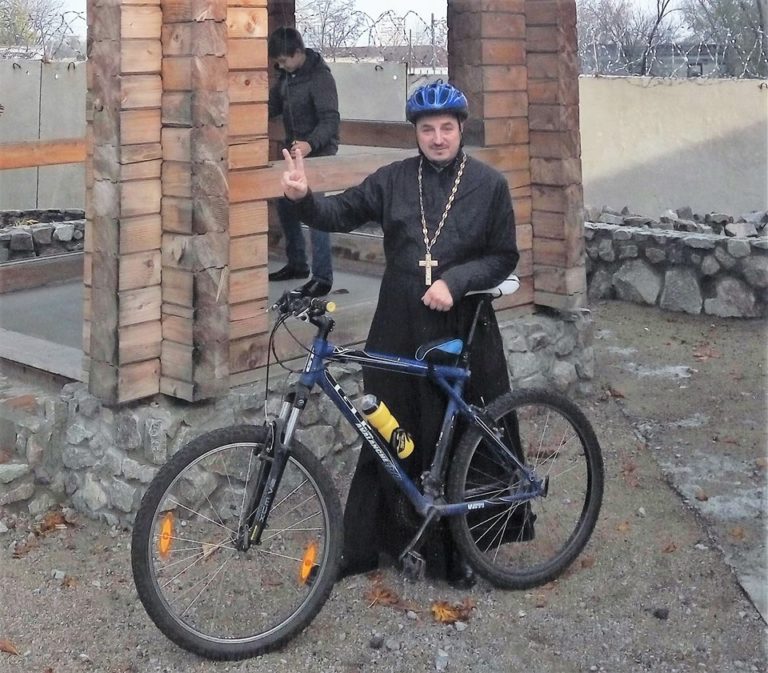 В Запорожской области у священника угнали велосипед