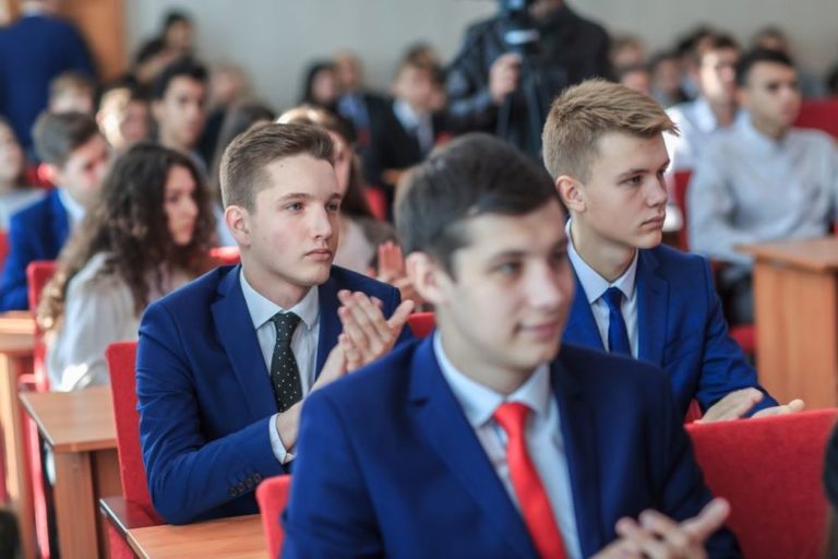400 запорожских студентов получили свои первые именные  стипендии от Метинвеста