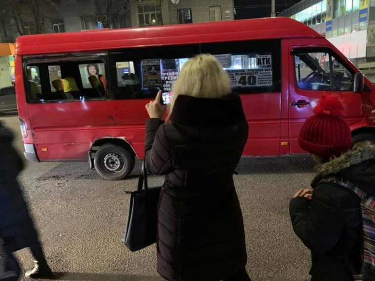 На запорожском проспекте столкнулись автобус и маршрутка: пострадал ребенок (ФОТО)