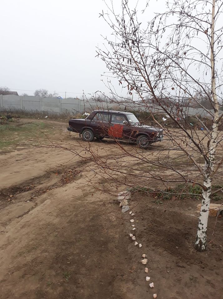 В Запорожской области пожилая пара превратила кладбище в свалку (ФОТО)