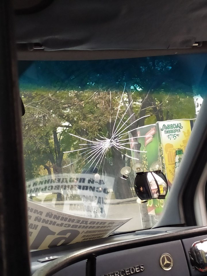 В Запорожье подросток разбил лбом лобовое стекло в маршрутке (ФОТО)