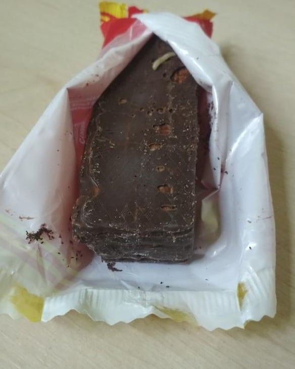 В Запорожской области сеть супермаркетов предложила купить конфеты с червями по скидке (ФОТО)