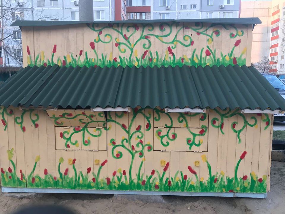 В Запорожской области на детской площадке установили "курятник" (ФОТО)