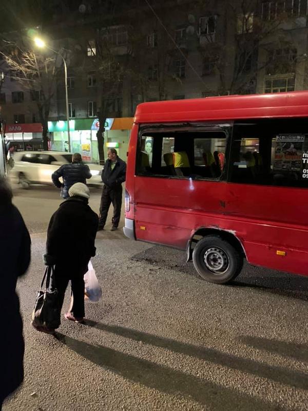 На запорожском проспекте столкнулись автобус и маршрутка: пострадал ребенок (ФОТО)