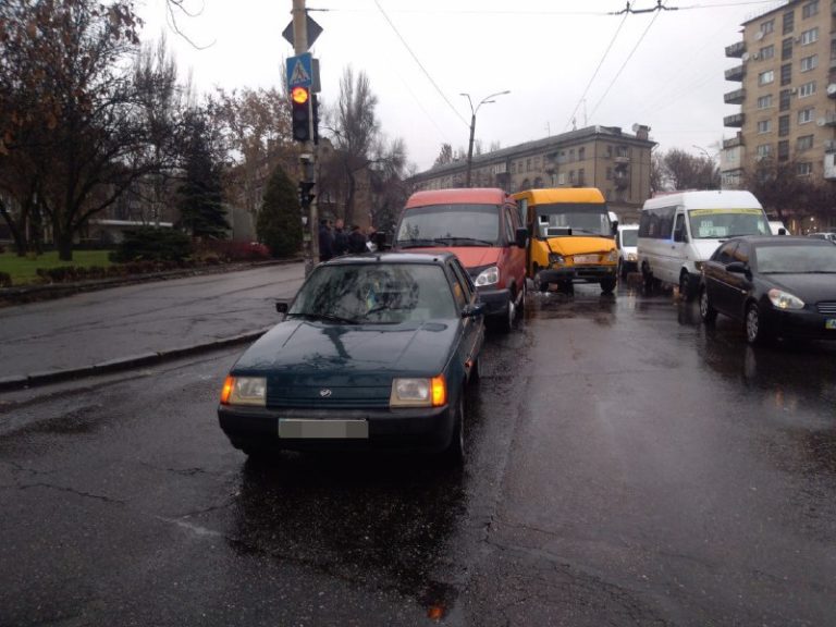 Запорожский маршрутчик стал виновником тройного ДТП (ФОТО)