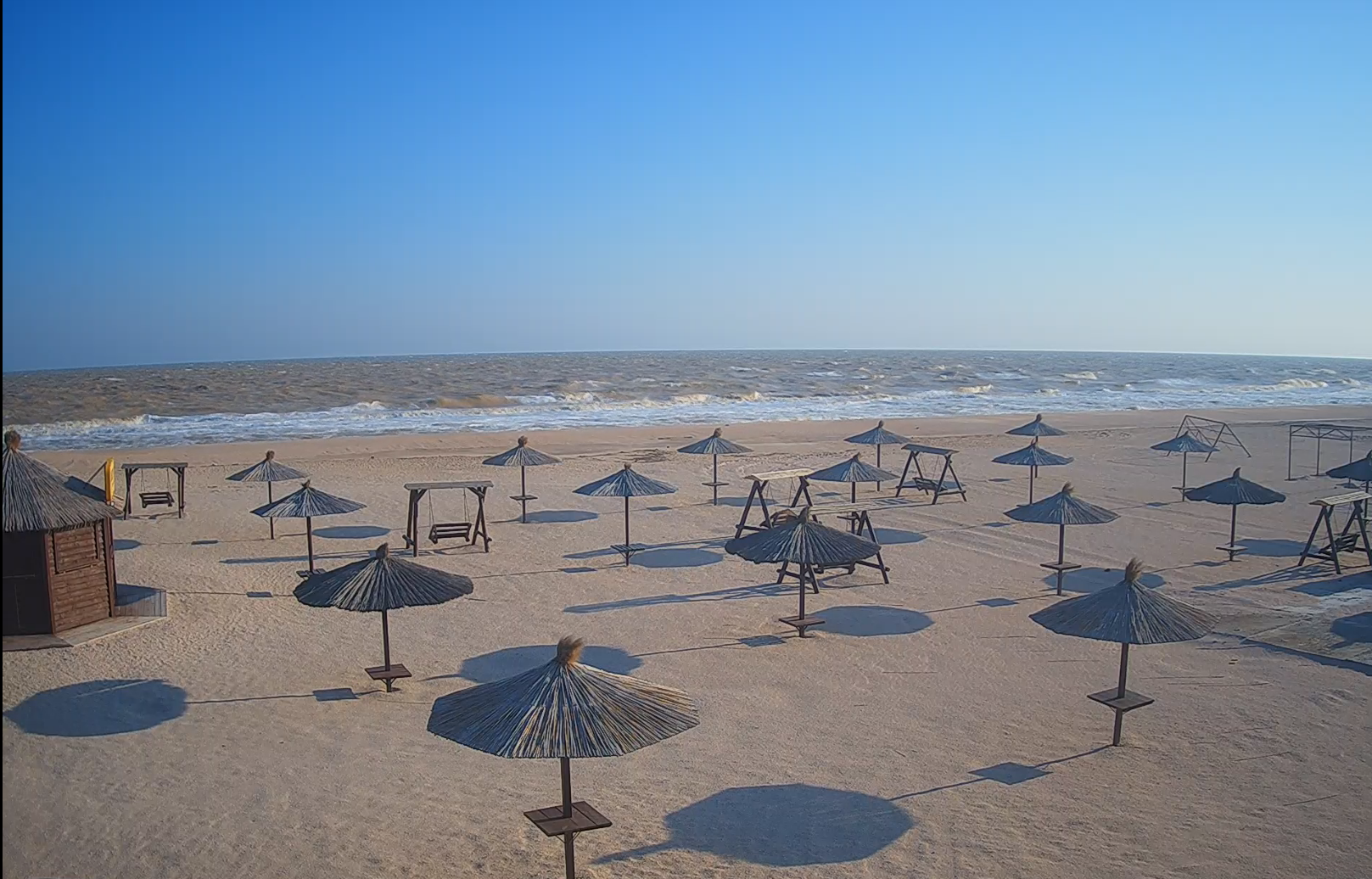 Море цвета кофе: Азовское побережье накрыло сильным штормом (ФОТО)