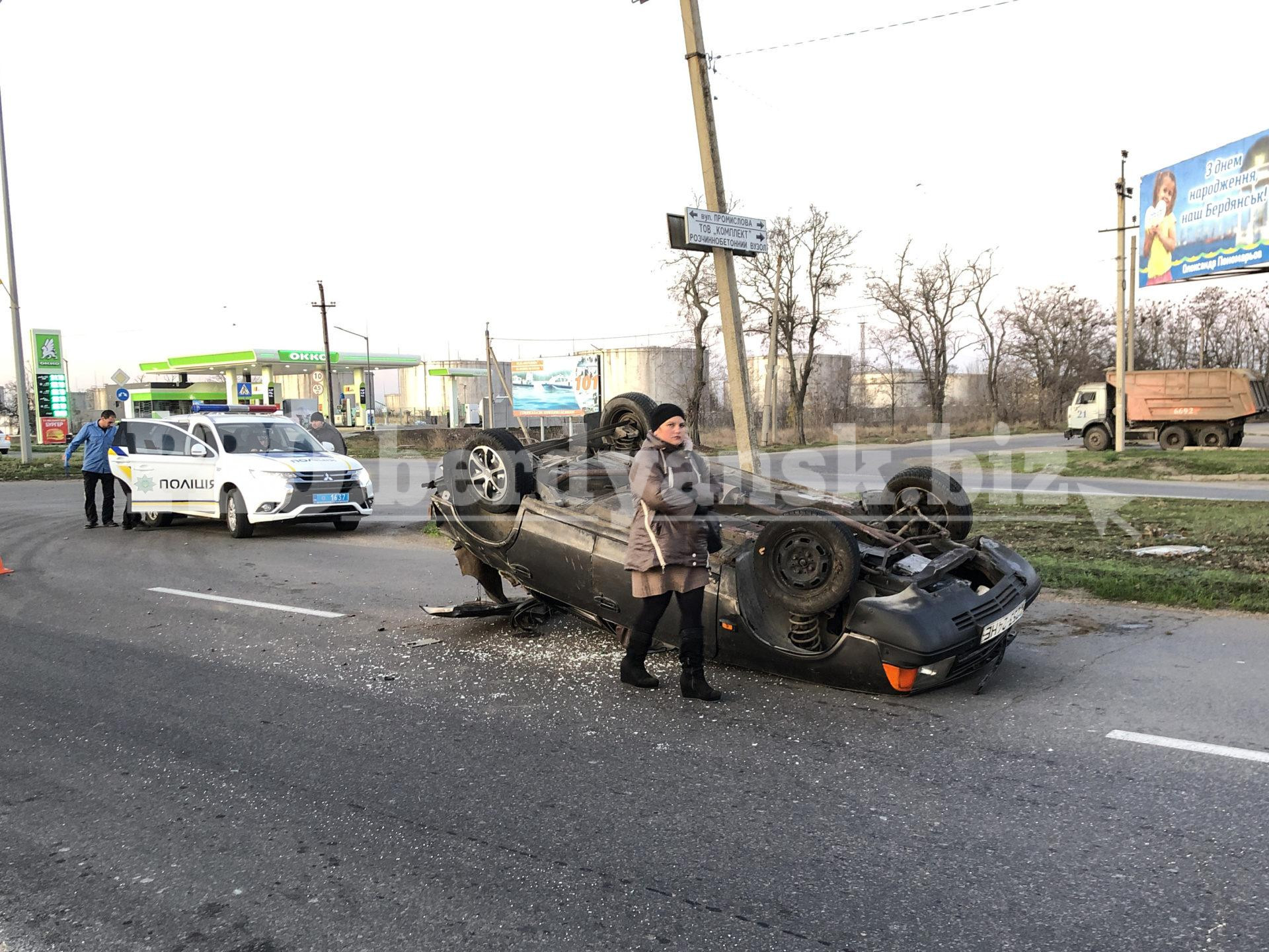 Вверх колёсами: в Запорожской области "Москвич" угодил в ДТП с грузовиком (ФОТО)