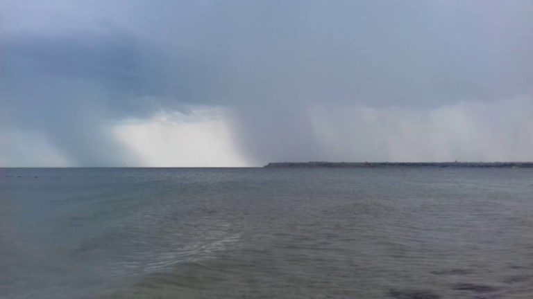 Дождь и волны: Азовское море накрыло штормом (ФОТО)