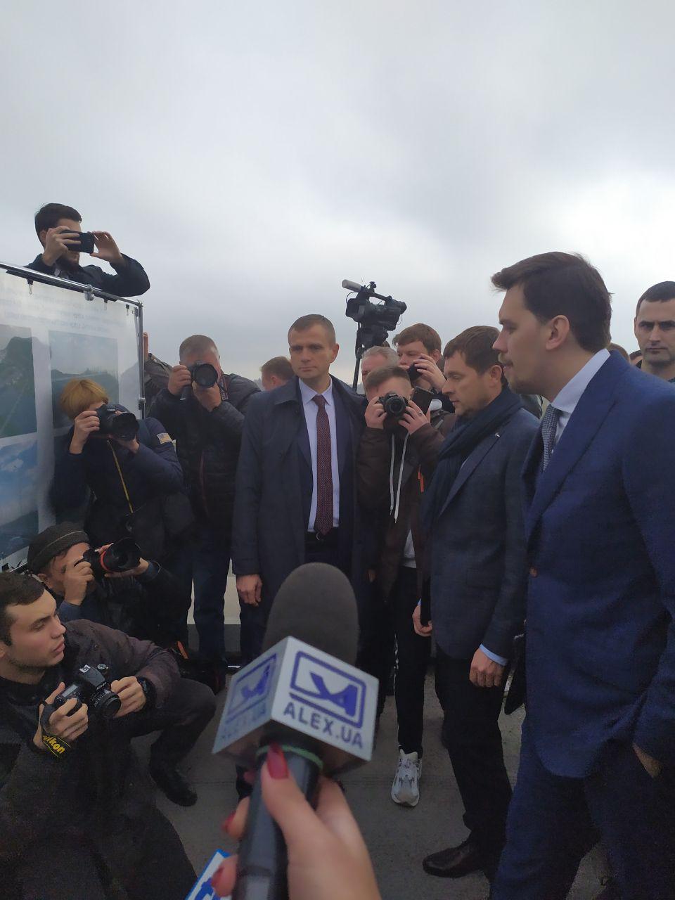 Появились первые фото визита Алексея Гончарука на запорожских мостах (ФОТО)