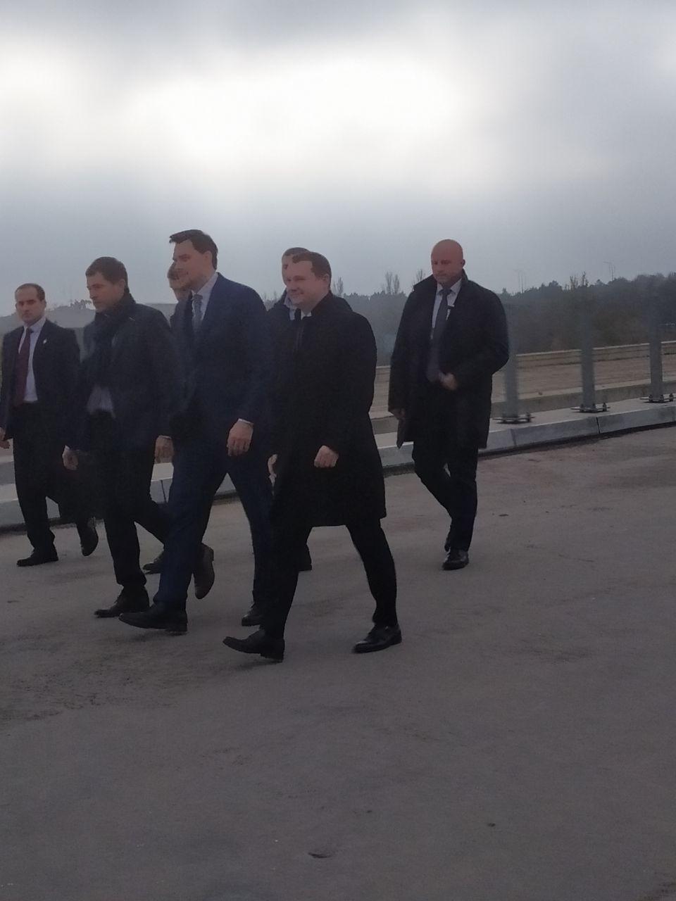 Появились первые фото визита Алексея Гончарука на запорожских мостах (ФОТО)