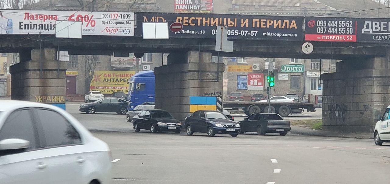 Возле мостов Преображенского в Запорожье произошло ДТП (ФОТО)