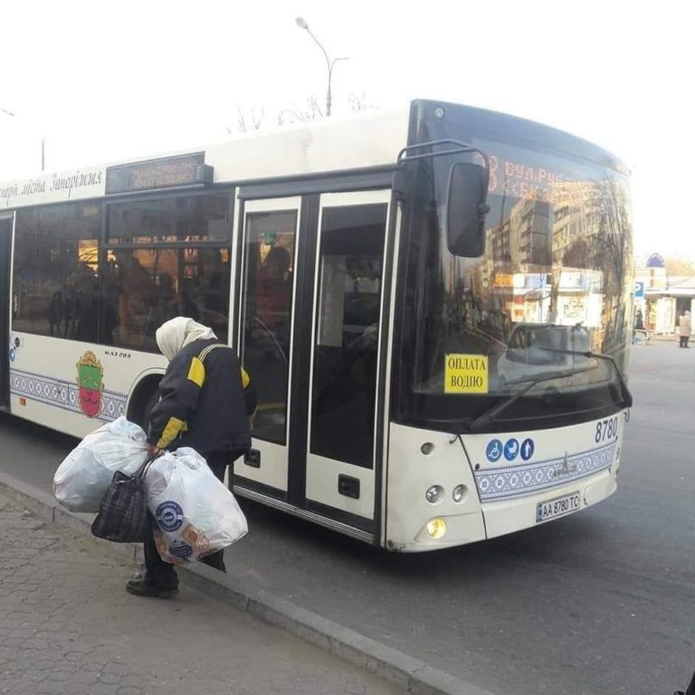 В Запорожье водитель из-за плохого запаха выгнал из автобуса пожилую пассажирку  (ФОТО)
