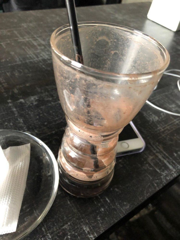В запорожском кафе гостей напоили капучино с тараканами (ФОТО)