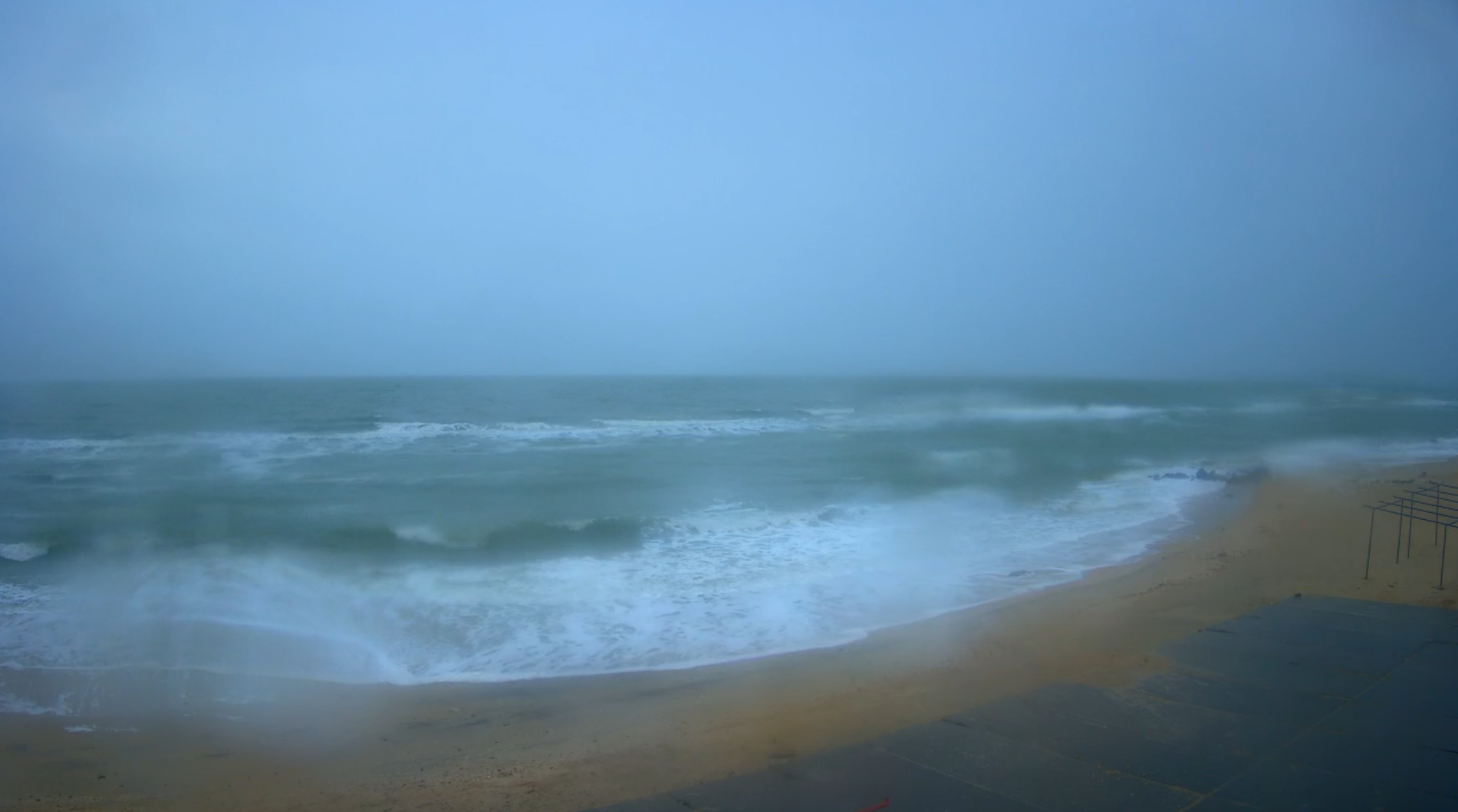 Дождь и волны: Азовское море накрыло штормом (ФОТО)