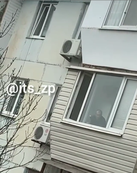 Житель Запорожья употреблял наркотики прямо у себя на балконе (ВИДЕО)