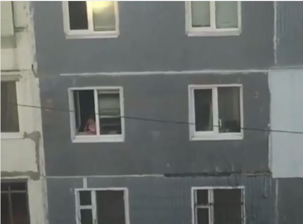 Запорожанка пугает соседей постоянными криками из окна