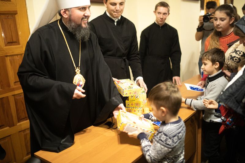 Святой Николай странствует по Украине вместе с «АТБ» и выполняет пожелания малышни