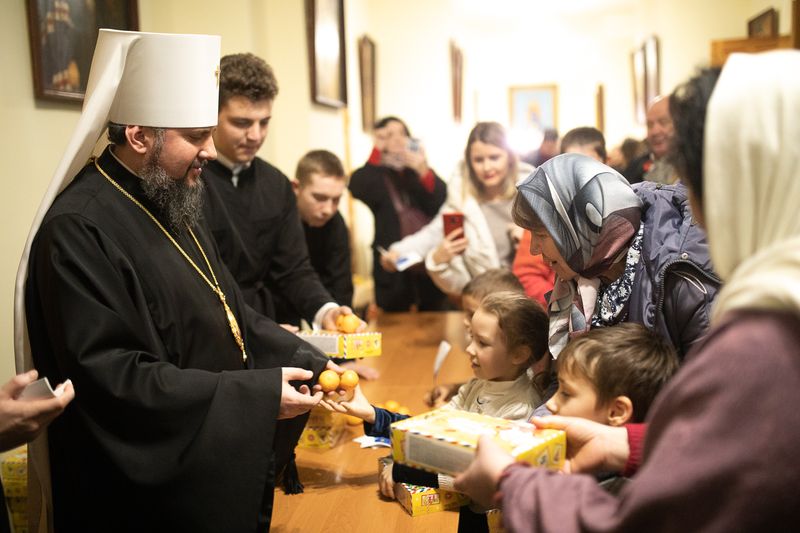 Святой Николай странствует по Украине вместе с «АТБ» и выполняет пожелания малышни