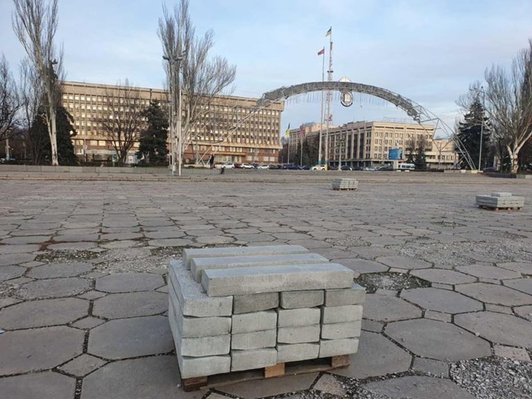 Горожане замерли в ожидании: в Запорожье готовятся к установке открытого катка (ФОТО)