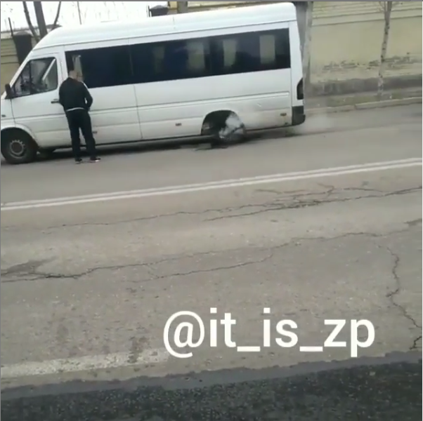 В Запорожье на ходу задымилась маршрутка с пассажирами (ФОТО)