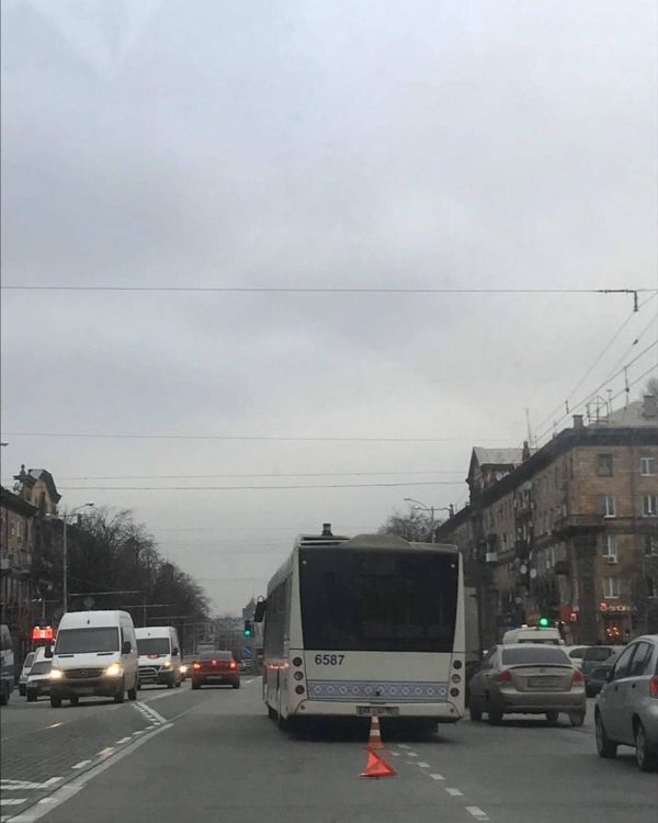 Водитель запорожского муниципального автобуса потерял сознание за рулём (ФОТО)