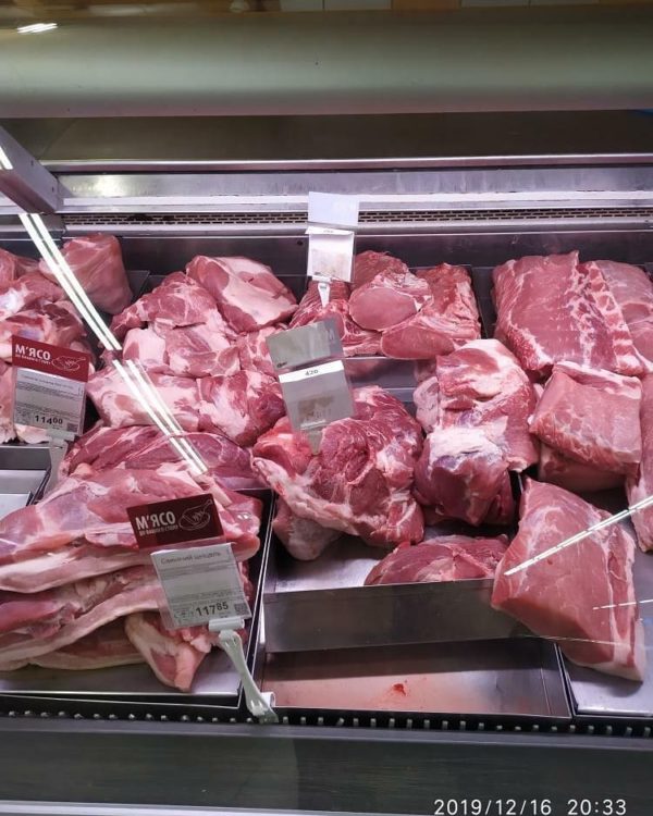 "Мясо плавает": что в запорожских супермаркетах предлагают под видом свинины (ФОТО)